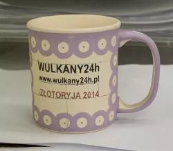 Każdy Zawodnik otrzyma na mecie ceramiczny, ręcznie malowany kubek Każdy Zawodnik, w ramach pakietu startowego, na mecie, otrzyma ceramiczny, ręcznie malowany kubek z bolesławieckiej Manufaktury