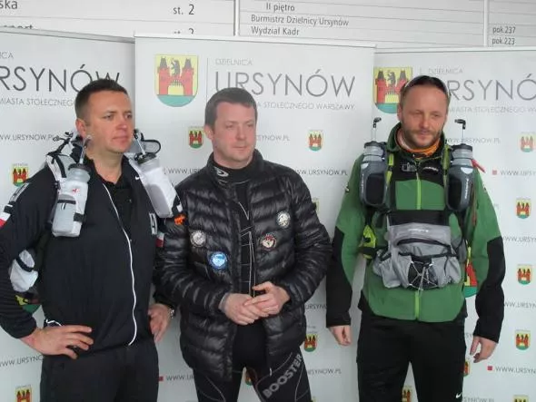 Trzech uczestników wyprawy na konferencji prasowej Fot. Facebook "Wybiegaj Marzenia"