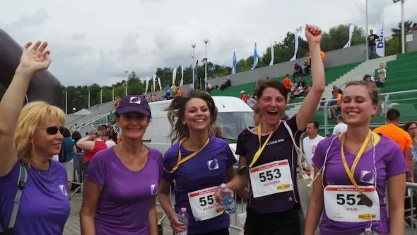 Grupa biegaczy Logos Travel podczas biegu Piotra i Pawła w Poznaniu