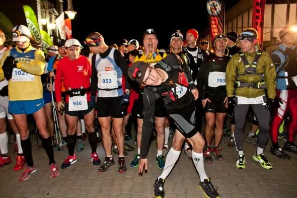 Uczestnicy Biegu 7 Dolin startują długo przed wschodem Słońca