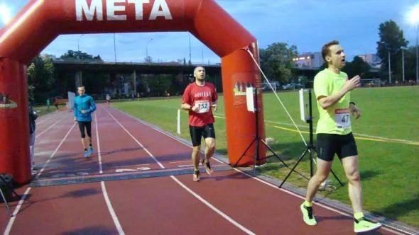 Zawodnicy przebiegajacy metę na warszawskiej Agrykoli