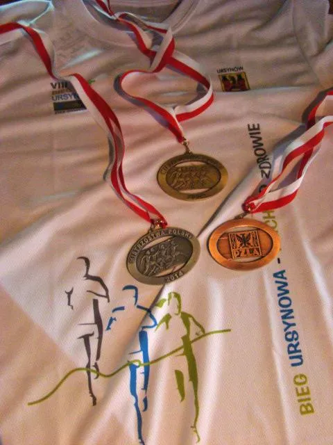 Medale i pamiątkowa koszulka ursynowskiego biegu
