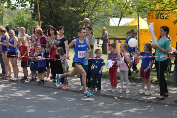 Artur Kozłowski na finiszu krapkowickiego biegu