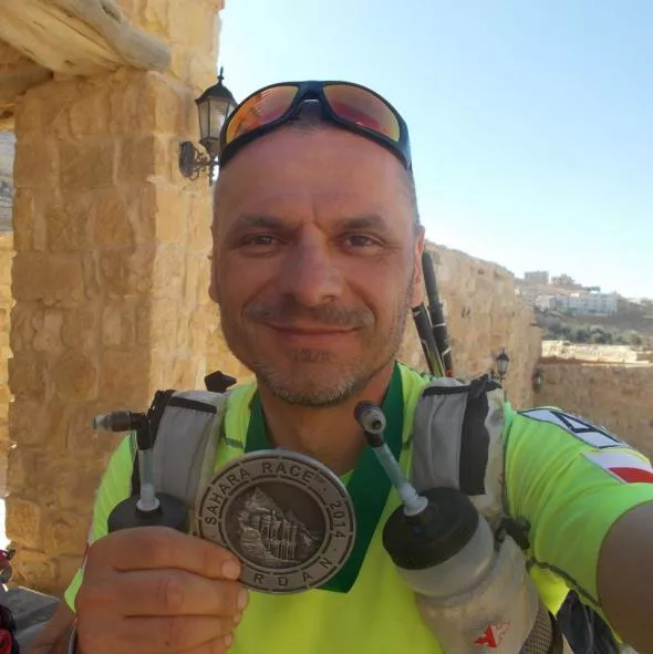 Marek Wikiera z medalem z Sahara Race Marek Wikiera