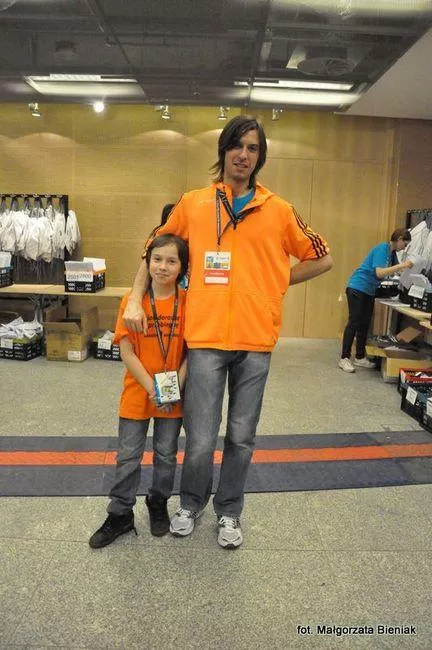 Michal Król z najmłodszym wolontariuszem Łukaszem