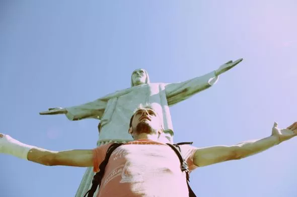 U stóp pomnika Chrystusa Króla w Rio