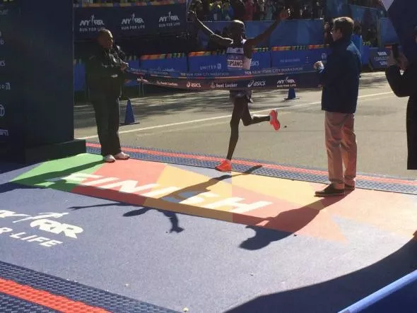 Wilson Kipsang przekracza linię mety w Central Parku. fot. facebook TCS New York City Marathon