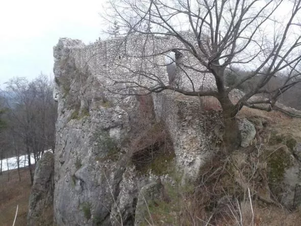 Zamek Bąkowiec / Fot. www.jurarunning.com Zamek Bąkowiec / Fot. www.jurarunning.com