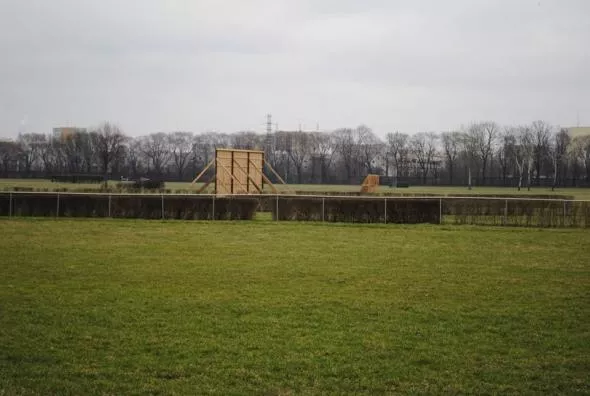 Pierwsze przeszkody do Runmageddonu na Służewcu już gotowe Pierwsze przeszkody do Runmaggedonu na Służewcu już gotowe