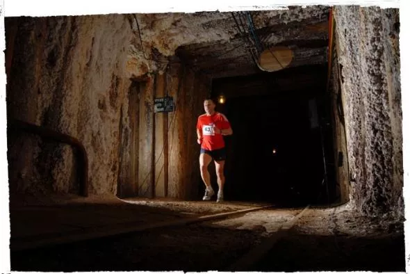 Bieg w Kopalni Bochnia rozgrywany jest pomiędzy szybami Sutoris i Campi, trasa biegnie podłużnią August, 212 m pod ziemią. Fot. Paweł Suder