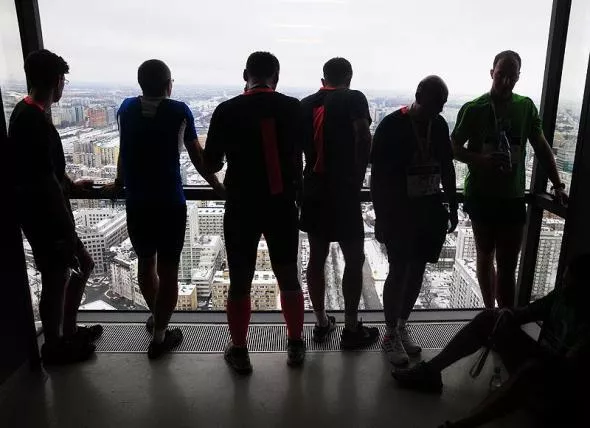 Nagroda na mecie? Widok ze szczytu biurowca Nagroda na mecie? Widok ze szczytu biurowca