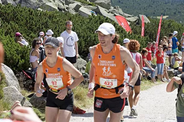 Anna Arseniuk i Witold Orcholski biegają z napisem "Zabiegamy o Dorotokowo" Anna Arseniuk i Witold Orcholski biegają z napisem "Zabiegamy o Dorotokowo"