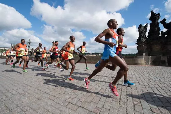 Maratończycy na słynnym Moście Karola w Pradze Maratończycy na słynnym Moście Karola w Pradze