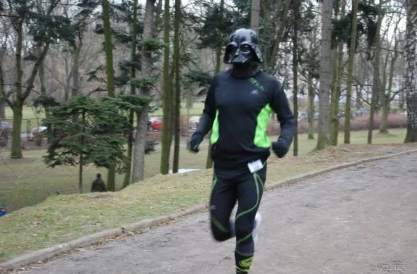 Uczestnik Biegu Noworocznego w 2013 r. w masce Lorda Vadera Uczestnik Biegu Noworocznego w 2013 r. w masce Lorda Vadera