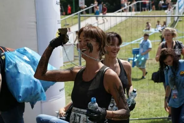 Uczestnicy biegu na mecie pojawiają się umorusani, ale szczęśliwi