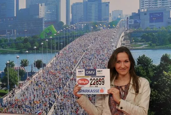 Pozdrawiamy z Wiednia! PS. Takie oto ogromne zdjęcie z jednej z wcześniejszych edycji maratonu promuje imprezę w mieście. Robi wrażenie, co?