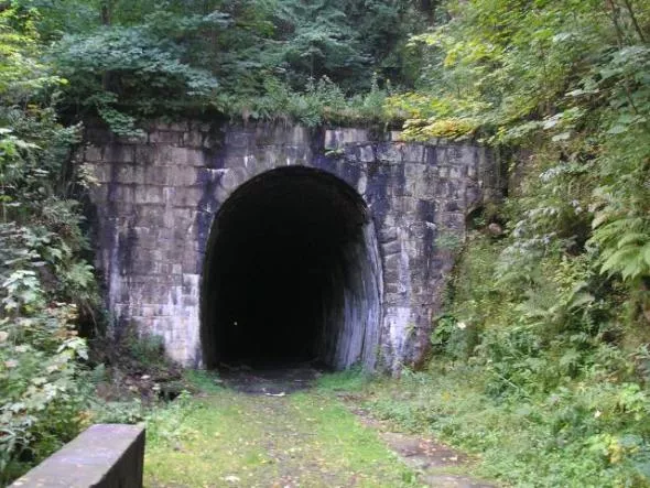 Tak obecnie wygląda wylot Tunelu pod Małym Wołowcem. Ta mała biała plamka na czarnym tle to jego wlot (fot. organizator)