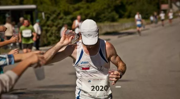 Pokonanie maratonu resztkami sił, gdy mięśnie odmawiają posłuszeństwa, jest bardzo obciążające dla organizmu