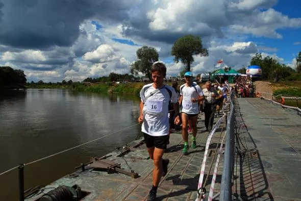 Most pononowy, przez który prowadzi trasa biegu