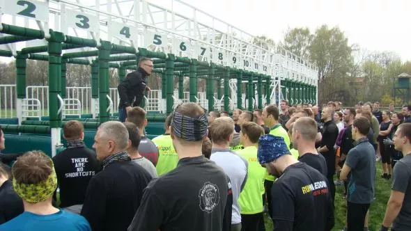 Jaro Bieniecki instruuje uczestników Runmageddonu