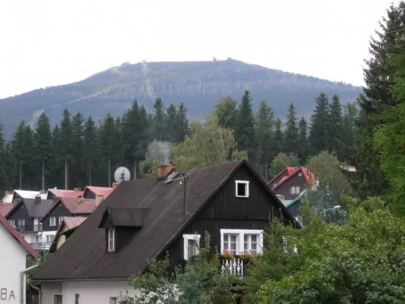 Widok na Szrenicę ze Szklarskiej Poręby / Fot. Wikipedia