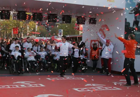 Charytatywny marszobieg Orlen Warsaw Marathon. Janusz Bukowski ze swoimi podopiecznymi