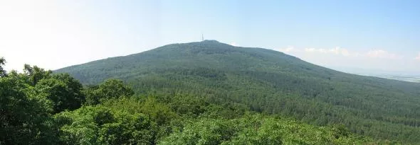 Ślęża, widok z Wieżycy (fot. Wikimedia Commons/Adam Dziura, CC BY-SA 3.0)