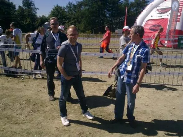 Redaktor Sebastian Parfjanowicz wraz z technikami TVP na szczycie Jaworzayny Krynickiej