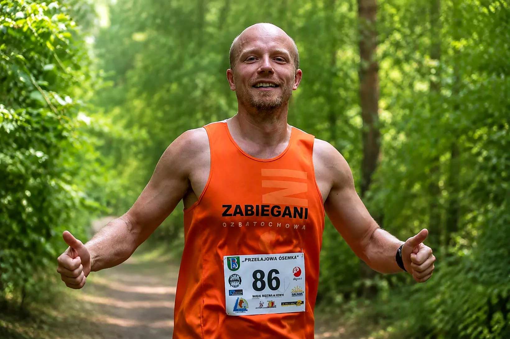 "Nie poddawaj się, walcz!" Ambasador Festiwalu Biegowego pobiegnie w Laskowej. To nazwisko warto zapamiętać!