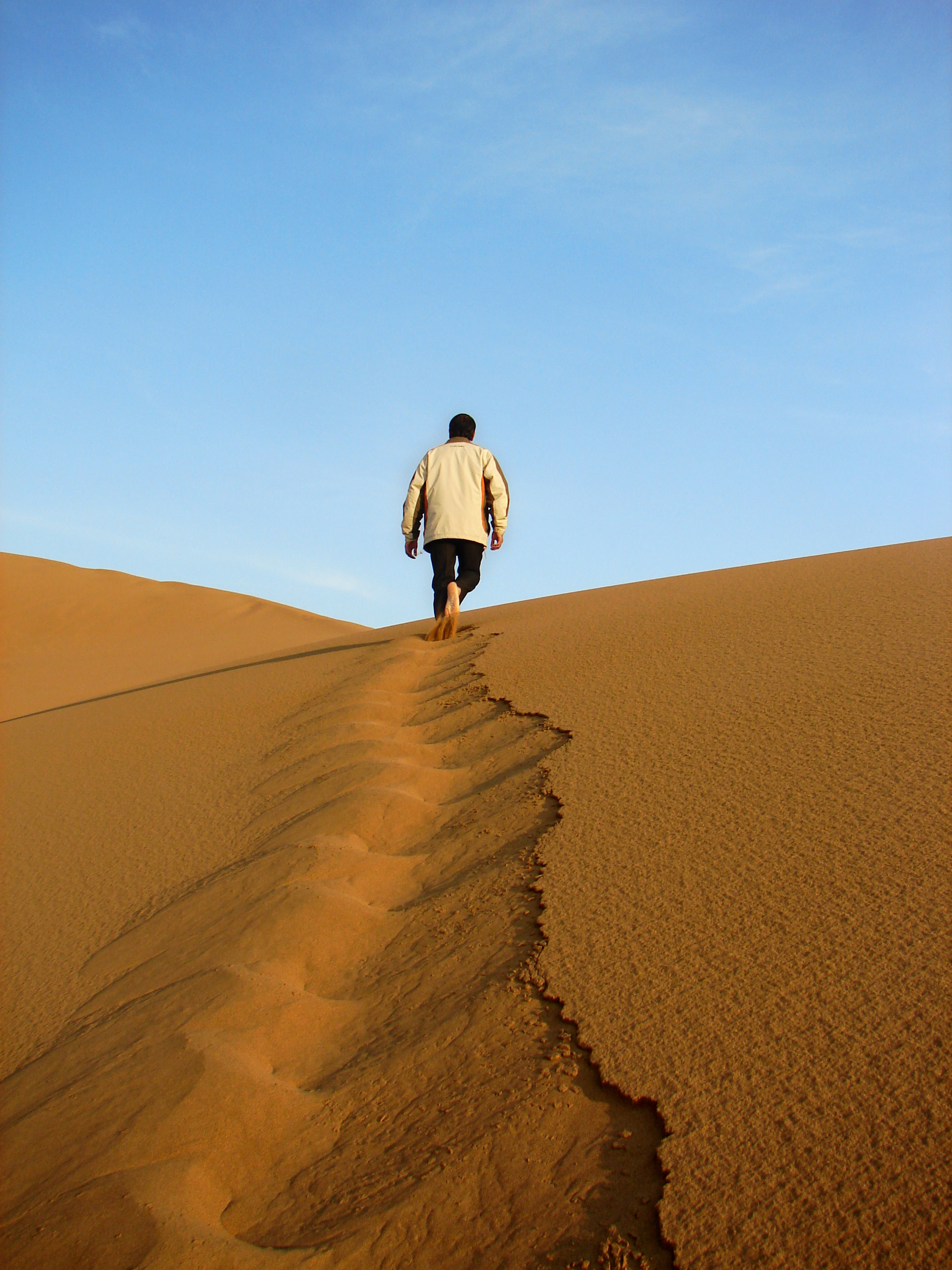 Медленно брел. Пустыня. Идущие по пустыне. Человек идет по пустыне. Человек один в пустыне.