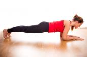 Tzw. deska znakomicie wzmacnia mięśnie grzbietu, nóg, brzucha i ramion